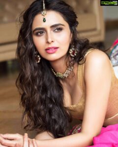 Meenakshi Dixit Instagram - Caption this picture pls ❤️

#instagood #instapic #meenakshidixit 

📷 @munnasphotography