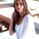 Meenakshi Dixit Instagram - Put variety in white ❤️ #white #love #peace #purity #instagood #colour #meenakshidixit #instafashion #ethnic #indianoutfit 📷 @sayanvroy06