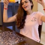 Meenakshi Dixit Instagram – While waiting for my food to arrive on table, I got into some musical swag 😀😋❤️
 Love this song 🥰#sachkehrahahaideewana from #rehnaahaiterredilmein 

@actormaddy @diamirzaofficial 

#hindisongs #fun #love #reelsinstagram #reels #reelitfeelit #meenakshidixit #singing #masti #rmadhavan #diyamirza