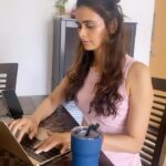 Meenakshi Dixit Instagram – Thank you @headway.made for these utility drink-ware. I love to carry them with me all the time♥️ #headway #coffeemug #waterbottel #musttry #meenakshidixit #reelsinstagram #reels