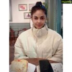 Meera Chopra Instagram - When u cant handle the cold wear a teddy bear jacket 🙈🙈🙈. #winters #travelphotography #holidays #newyear2022 #coffeetables #instagood