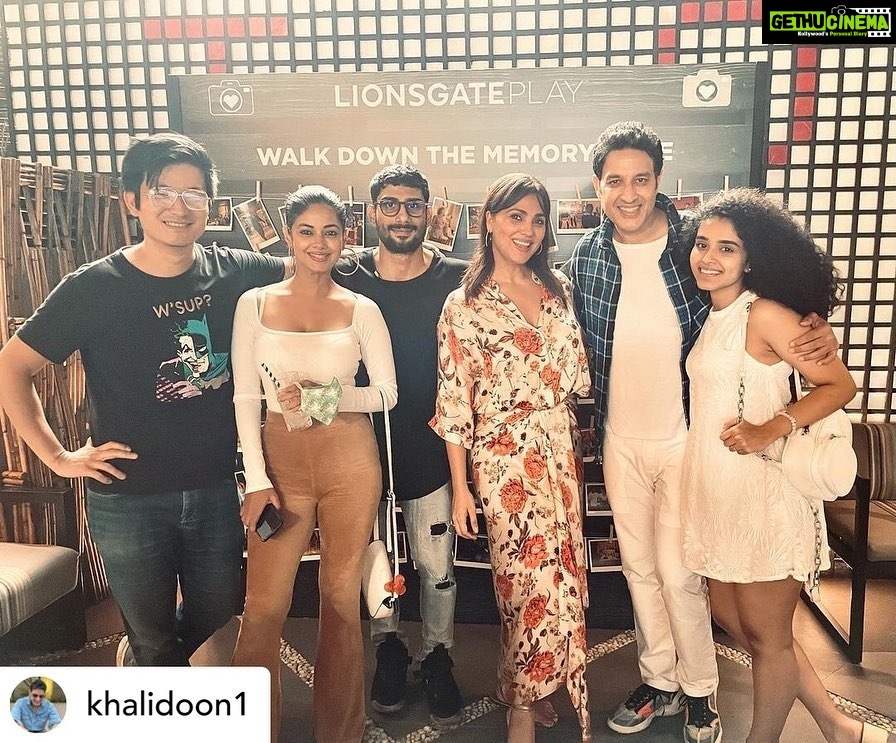 Meera Chopra Instagram - Thanks @khalidoon1 for these pics. What good looking bunch of people 😀😀 Posted @withregram • @khalidoon1 What a wonderful wrap up party to celebrate the end of an amazing series #project23....it may be an end to this project but an association for life..it wouldn’t be possible without @lionsgateplayin @jar_pictures & @castingchhabra ,Thank you for bringing us all together.. Thank you @kunalkohli for making this project feel like a breeze ,And to the bunch of Lovely co Actors (u guys are awesome) @larabhupathi @shinnova_19 @_prat @meiyangchang @meerachopra @aynzoya @divyasethshah @shruti_ss @rohitjain_im @raiajayg @khuranasamir .. Ps:: special mention for the most amazing crew👏…