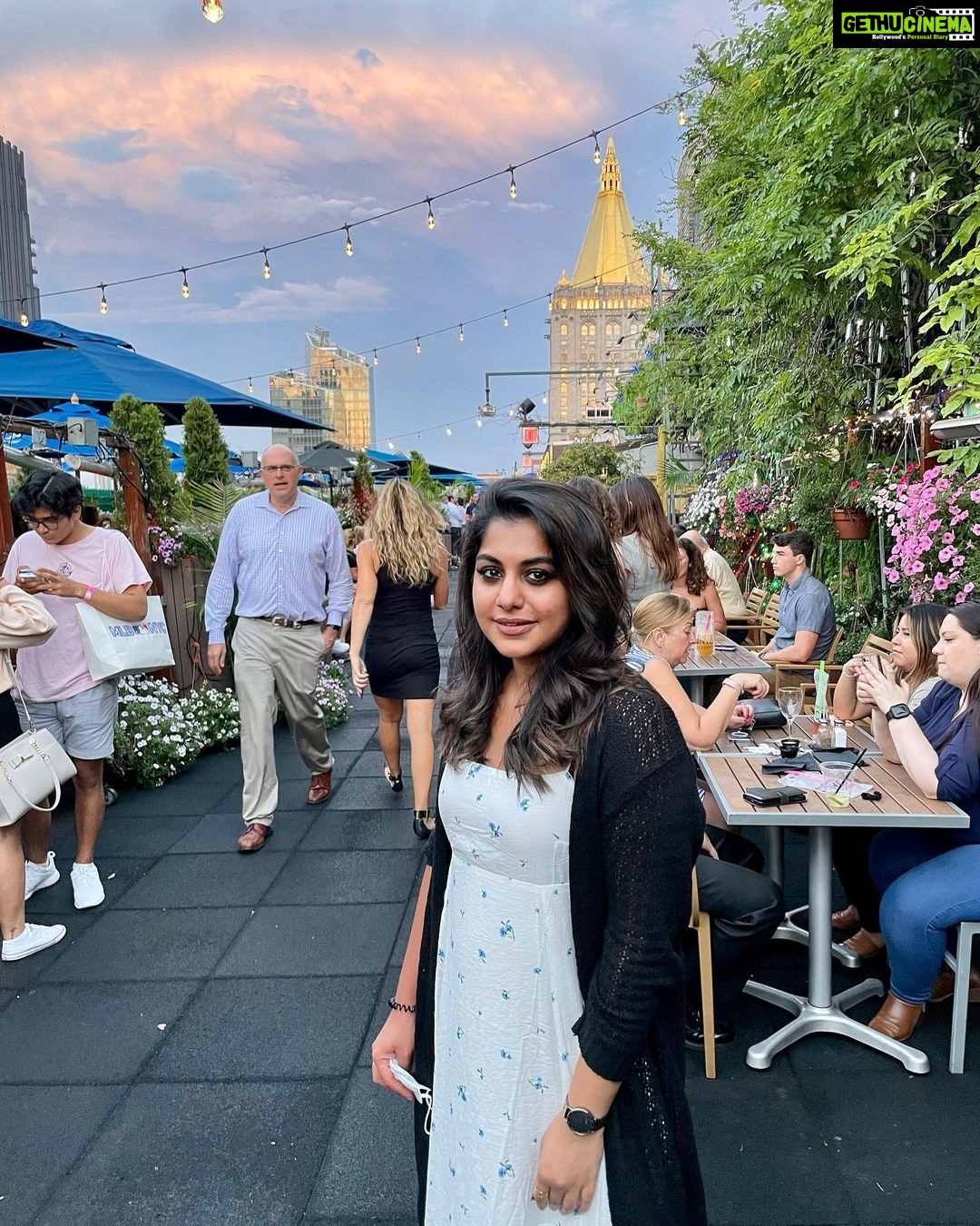 Meera Nandan Instagram - Have you noticed that the sky is different in different parts of the world? Just look at that sky… ☁️ . #sky #colours #newyorkviews #newyorkvibes #throwback #love #positivevibes #lastweek #newyorkhasmyheart #nyc #holidaypicspam 230 Fifth: Best Heated Rooftop Bar/Club/Restaurant In NYC