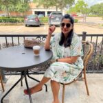 Meera Nandan Instagram – And someone on the next table told me “looks like you’re wearing the most comfortable dress here.” Haha.. Can’t help but agree with him coz most of them were in their formals rushing for work while I’m on a holiday…. #thishappenedtodaymorning 

.

#breakfaststory #frenchcafe #houston #houstonhasmyheart #lovelymorning #positivevibes #alonetime #solitude #solotrip #traveltheworld #ustrip2021 #coffeeplease La Madeleine French Bakery & Café