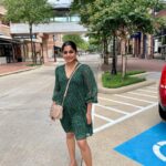 Meera Nandan Instagram – Hello Houston! 
As I’m travelling solo for the first time, the main challenge I face is there’s no one to click my pictures. 
And then I meet a very sweet lady on the road who was sweet enough to snap a decent pic for me! #hellostranger
#americaamerica #solotravel #firsttimesolo #texas #houston #newyorksoon #us2021 #suddentrip #muchneededbreak #love #positivevibes #citywalkhouston #townsquare #cantwaitforthenextadventure The Rouxpour – Sugar Land