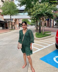 Meera Nandan Instagram - Hello Houston! 
As I’m travelling solo for the first time, the main challenge I face is there’s no one to click my pictures. 
And then I meet a very sweet lady on the road who was sweet enough to snap a decent pic for me! #hellostranger
#americaamerica #solotravel #firsttimesolo #texas #houston #newyorksoon #us2021 #suddentrip #muchneededbreak #love #positivevibes #citywalkhouston #townsquare #cantwaitforthenextadventure