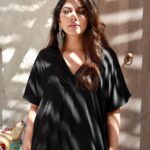 Meera Nandan Instagram - I was made for sunny days ☀️ Happy Sunday to you 🖤 . #sundaysunshine #sundays #anotherweek #happysunday #love #spreadlove #positivevibes #sunshineandshadows #newweek Al Seef Dubai