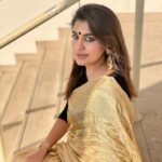 Meera Nandan Instagram – “Keep looking where the light pours in”.
Morgan Harper Nichols 

.

📸 @menon_meenakshy 

.

#malayaliindubai #dubai #happyweekend #mydubai #saree #sareelove #sunlight #shadows #summerindubai #happyvibes #allsmiles #positivevibes Dubai, United Arab Emirates