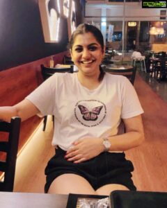 Meera Nandan Instagram - My double chin says a lot about my relationship status (with my food)

.

#foodonmymind #wheresmyfood #myforeverlove #myweekendplan #love #dubai