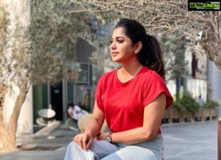 Meera Nandan Instagram - ♥️ . 📸 @nitapanicker . #red #weekendfeels #dubai #dubaiweekend #fromlastweekend #designdistrict #dreaming #staysafe #love #positivevibes #mydubai Dubai Design District