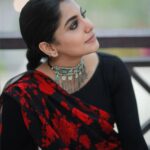 Meera Nandan Instagram - All we do is think about feelings that we hide ♥️🖤♥️ . 📸 @hazilmjalal MUH and Styling @unnips . #sareelove #love #redandblack #funshoot #rak #dubai #spreadlove #instagood #picoftheday #instamood #swap #flip The Cove Rotana Resort Ras Al Khaimah