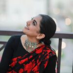 Meera Nandan Instagram - Sky mood ♥️ ⛅️ . 📸 @hazilmjalal MUH and Styling @unnips . #redandblack #saree #sareelove #smile #love #positivevibes #allsmiles #happyweekend #weekendvibes #rak #dubai The Cove Rotana Resort Ras Al Khaimah