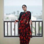 Meera Nandan Instagram – Classy, sassy and a bit badassy in a saree 

.

📸 @hazilmjalal 
MUH and styling @unnips 

.

#sassy #badassy #poser #saree #loveforsaree #love #positivevibes #rak #photoshoot #sareefashion #dubai #instagood #pictureoftheday The Cove Rotana Resort Ras Al Khaimah