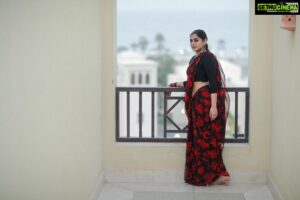 Meera Nandan Instagram - Never let anyone discolor your poise!

.

📸 @hazilmjalal 
MUH and styling @unnips 

.

#poise #love #spreadlove #positivevibes #alwaysaposer #sareelove #saree #fashion #readandblack #dubai #rak #sunday #newweek