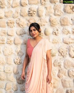 Meera Nandan Instagram - Sun kissed Saturday 🌞 

.

📸 @razrsharpdubai 
MUH @unnips 
Costume @tejasweedesigns 

.

#saturday #saturdayvibes #dubai #sharjah #visitsharjah #heartofsharjah #instagood #positivevibes