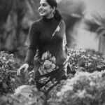 Meera Nandan Instagram - Ever imagined your life in Black & White? 🖤 . 📸 @hazilmjalal MUH and styling @unnips . #blackandwhite #thursday #happyweekend #blackandwhitephotography #blackandwhiteweekend #saree #love #positivevibes #happiness #life #rak #dubai #rj The Cove Rotana Resort Ras Al Khaimah