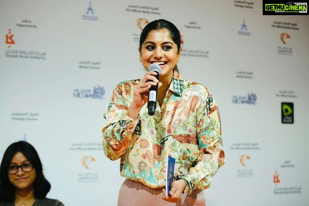 Meera Nandan Instagram - Throwback to this click from the 40th Sharjah Book Fair. #doingwhatidobest #talk #allsmiles #love #positivevibes #sharjahbookfair #instagood