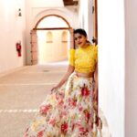 Meera Nandan Instagram - 🌸💛🌸 . 📸 @razrsharpdubai MUH @unnips 👗 @tejasweedesigns Location courtesy @heartofshj . #heartofsharjah #sharjah #visitsharjah #loveandlight #fridaycolours #yellow #fridayvibes #weekend #happyweekend Heart of Sharjah