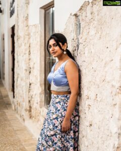 Meera Nandan Instagram - I see you 👀.

.

📸 @razrsharpdubai 
Make up and hair @unnips 
👗 @tejasweedesigns 
Location @heartofshj 

.

#heartofsharjah #visitsharjah #newweek #positivevibes #spreadlove #newshoot #dubai #sharjah #love #sunday