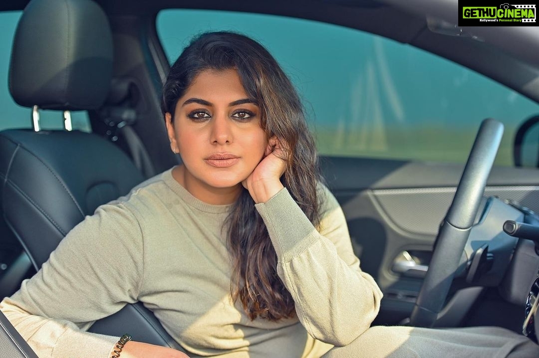 Meera Nandan Instagram - 10 days into the new year already? 📸 @shinihas . #newweek #newyear #mondayblues #happyweek #instagood #happyme #love #positivevibes #allsmiles #browneyes #throwback Dubai, United Arab Emiratesدبي
