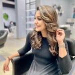 Meera Nandan Instagram – >>> and just like that I got tired of posing 🥴

.

📸 @dinstyling 
Happy face courtesy @bariksluxesalonuae 
🖤

.

#goodhairday #allsmiles #justhappyme #love #positivevibes #dubai #mydubai #instagood #differentmoods #bariksluxesalonuae TIMES SQUARE LLC Dubai