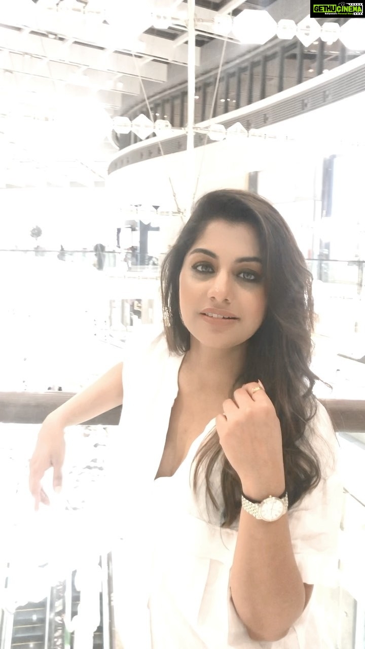 Meera Nandan Instagram - It’s all about finding calm in the chaos 🤍🎵 #tuesdaymood #life #hustleandbustle #midweek #throwback #tuesday #happyme #calm #allsmiles #instagood #reelsinstagram #instagramreels #dubaimall Dubai Mall, United Arab Emirates