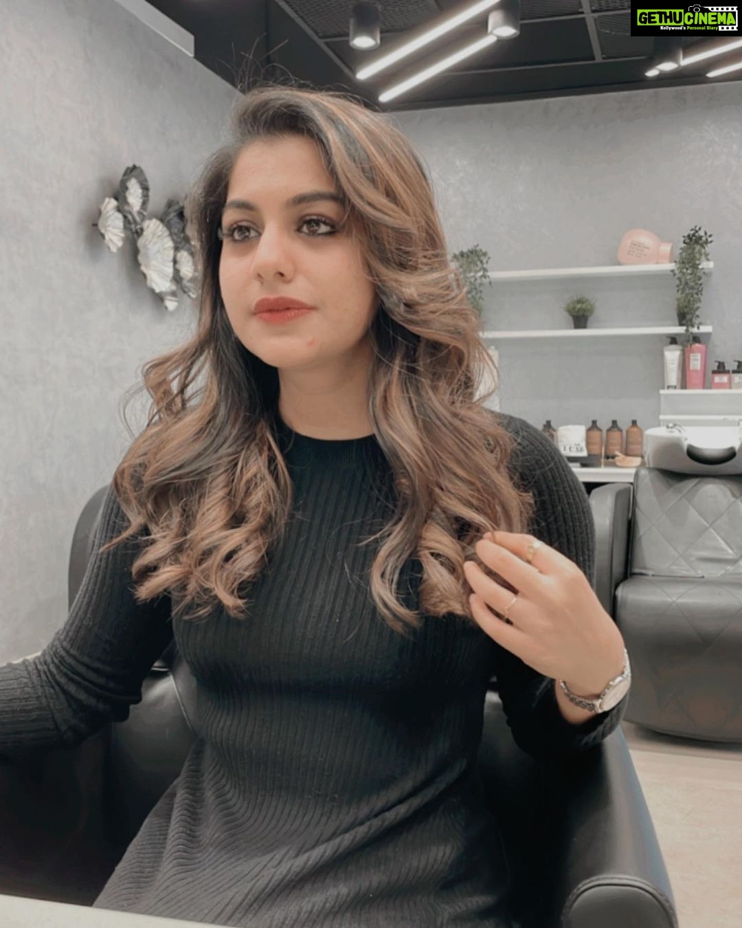 Meera Nandan Instagram - I at least tried not to laugh/smile for one picture ok? Ok. . 📸 @dinstyling @bariksluxesalonuae . #throwback #saturday #lastsaturday #smile #notsmile #dubai #love #positivevibes #mydubai #salonstories #bariksluxesalonuae Dubai, United Arab Emiratesدبي