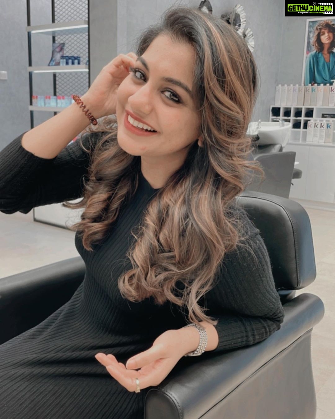 Meera Nandan Instagram - I at least tried not to laugh/smile for one picture ok? Ok. . 📸 @dinstyling @bariksluxesalonuae . #throwback #saturday #lastsaturday #smile #notsmile #dubai #love #positivevibes #mydubai #salonstories #bariksluxesalonuae Dubai, United Arab Emiratesدبي
