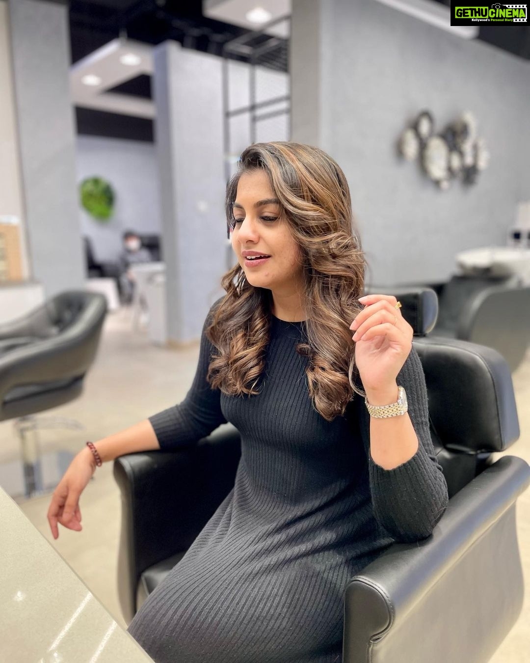 Meera Nandan Instagram - >>> and just like that I got tired of posing π₯΄ . πΈ @dinstyling Happy face courtesy @bariksluxesalonuae π€ . #goodhairday #allsmiles #justhappyme #love #positivevibes #dubai #mydubai #instagood #differentmoods #bariksluxesalonuae TIMES SQUARE LLC Dubai