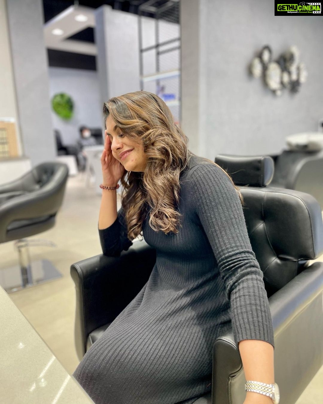Meera Nandan Instagram - >>> and just like that I got tired of posing π₯΄ . πΈ @dinstyling Happy face courtesy @bariksluxesalonuae π€ . #goodhairday #allsmiles #justhappyme #love #positivevibes #dubai #mydubai #instagood #differentmoods #bariksluxesalonuae TIMES SQUARE LLC Dubai