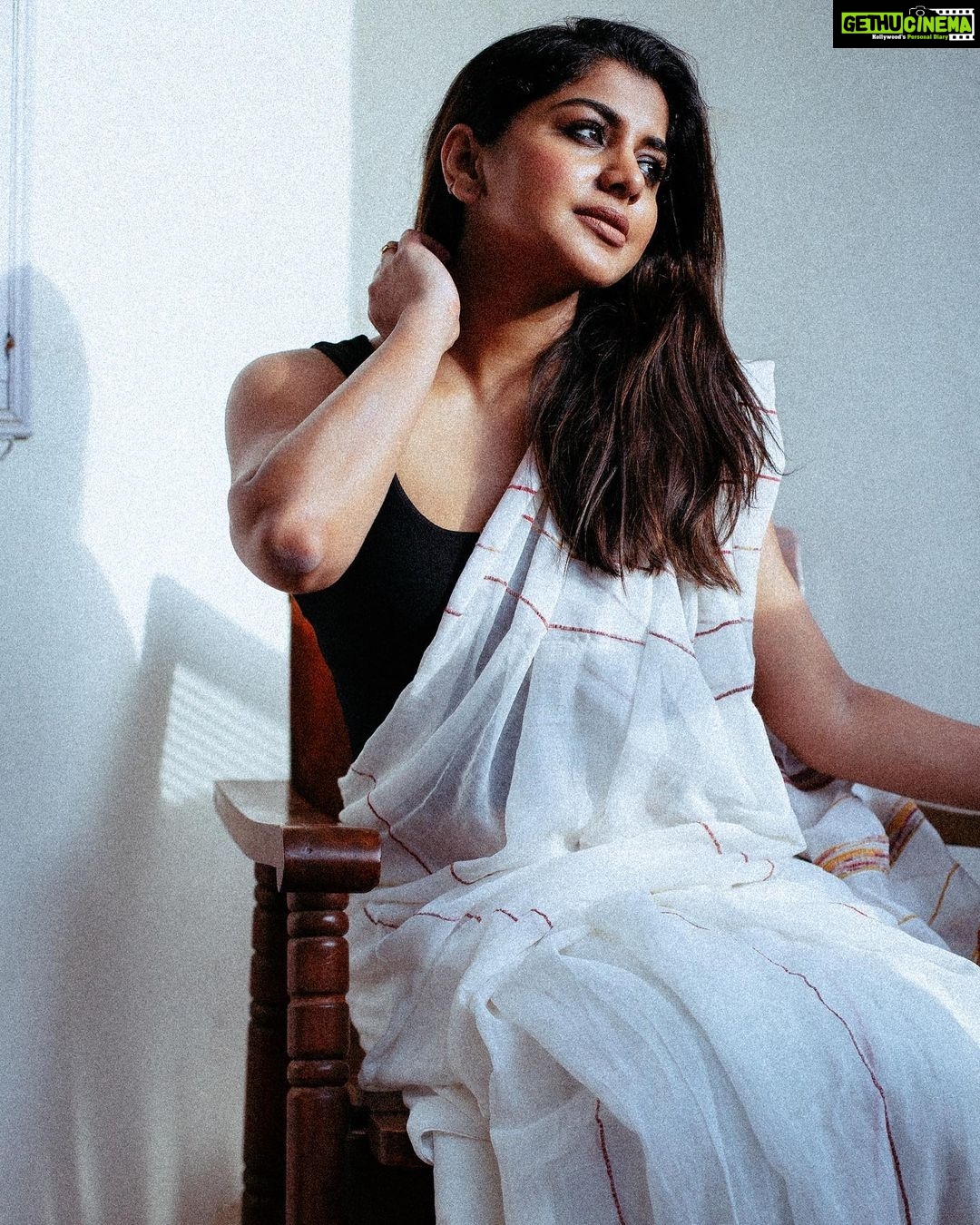 Meera Nandan Instagram - வெள்ளை நிறமே வெள்ளாய் நிரமே ... . 📸 @clintsoman @annaugustiine . #saree #sareelove #white #blackandwhite #newweek #funday #sunday #sundayvibes #love #positivevibes #instagood #sareestyle #indian Bangalore, India