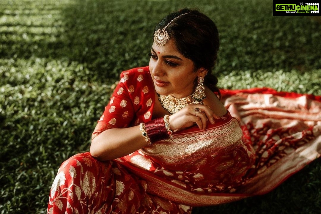 Meera Nandan Instagram - Last one I promise π . Photography : @vaffara_ Stylist : @asaniya_nazrin Makeup & Hair : @unnips Jewellery : @atlascalicut Blouse : @ans_hautecouture_official Saree: @silkycalicut Photography team : @vishnu_sivaji_ @rjrej Post Production : @iamvysak Video Editor : @sameerusman1990 Styling Team : @amritha_lakshmi___ Business Development Coordinator : @rakeshparayilalive . #saturday #diya #light #diwali #shotwiththebest #instagood #sareelove #saree #shadow #love #positivevibes #kochi #bolgatty #shoot #fun #instagram #instagood #sareeindia