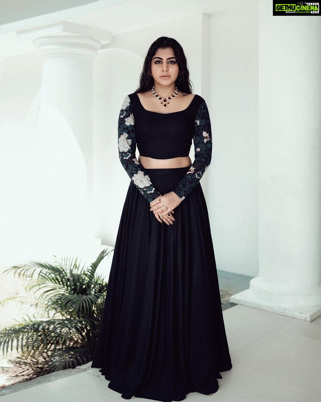 Meera Nandan Instagram - ✨ Photography : @vaffara_ Stylist : @asaniya_nazrin Makeup & Hair : @unnips Jewellery : @ttdevassy Outfit: @dhaga_ki_kahani Photography team : @vishnu_sivaji_ @rjrej Post Production : @iamvysak Video Editor : @sameerusman1990 Styling Team : @amritha_lakshmi___ Business Development Coordinator : @rakeshparayilalive . #newshoot #love #instagood #black #picoftheday #allsmiles #smilinginside #positivevibes #happy #happyness #kochi #bolgattypalace #indianwear Kochi, India