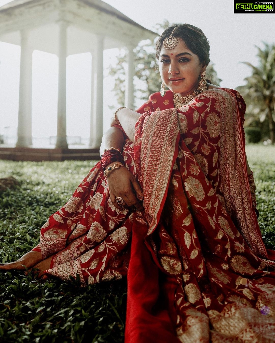 Meera Nandan Instagram - Photography : @vaffara_ Stylist : @asaniya_nazrin Makeup & Hair : @unnips Jewellery : @atlascalicut Blouse : @ans_hautecouture_official Saree: @silkycalicut Photography team : @vishnu_sivaji_ @rjrej Post Production : @iamvysak Video Editor : @sameerusman1990 Styling Team : @amritha_lakshmi___ Business Development Coordinator : @rakeshparayilalive . #newshoot #photoshoot #saree #sareelove #instagood #instagram #instadaily #mood #lightandshadow #love #positivevibes #happyvibes #allsmiles #pictureoftheday Kochi, India