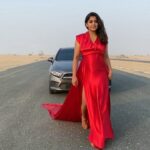 Meera Nandan Instagram - Red carpet feels 🤪 . 📸 @shinihas @binuk.varghese 👗 @dubai_flyingdress_photo . #dubaiflyingdress #earlymornings #desert #newshoot #newphoto #dubai #mydubai #dubaidesert