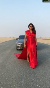 Meera Nandan Instagram - Red carpet feels 🤪

.

📸 @shinihas @binuk.varghese 
👗 @dubai_flyingdress_photo 

.

#dubaiflyingdress #earlymornings #desert #newshoot #newphoto #dubai #mydubai #dubaidesert
