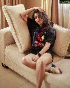 Meera Nandan Instagram - But why does the weekend get over so soon? 🙆🏻‍♀️

.

📸 @hazilmjalal 
MUAH @unnips 

.

#weekendisover #sundayvibes #lazy #lazyday #sunday #startoftheweek #dubai #dubaiweekend #newweek