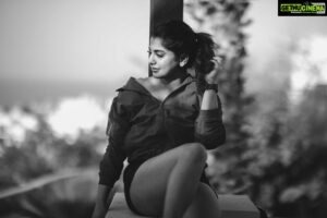 Meera Nandan Instagram - Wait! It’s Saturday already? 

.

📸 @hazilmjalal 
MUAH @unnips 

.

#sunkissed #thoughts #instagood #ｔｈｏｕｇｈｔｓ #love #loveandlight #rak #throwback #saturday #positivevibes #jusgramm