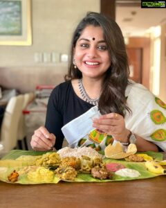 Meera Nandan Instagram - This photo is dedicated to all those people who asks me “ മീര എന്നാ ഞങ്ങൾക്കൊക്കെ ഒരു സദ്യ തരുന്നത് ….”
🤪🤣😂

.

#sarcasm #sadhyahangover #stillhungover #onamisover #notoveryet #sarcasm #throwbacktoonam #onamindubai