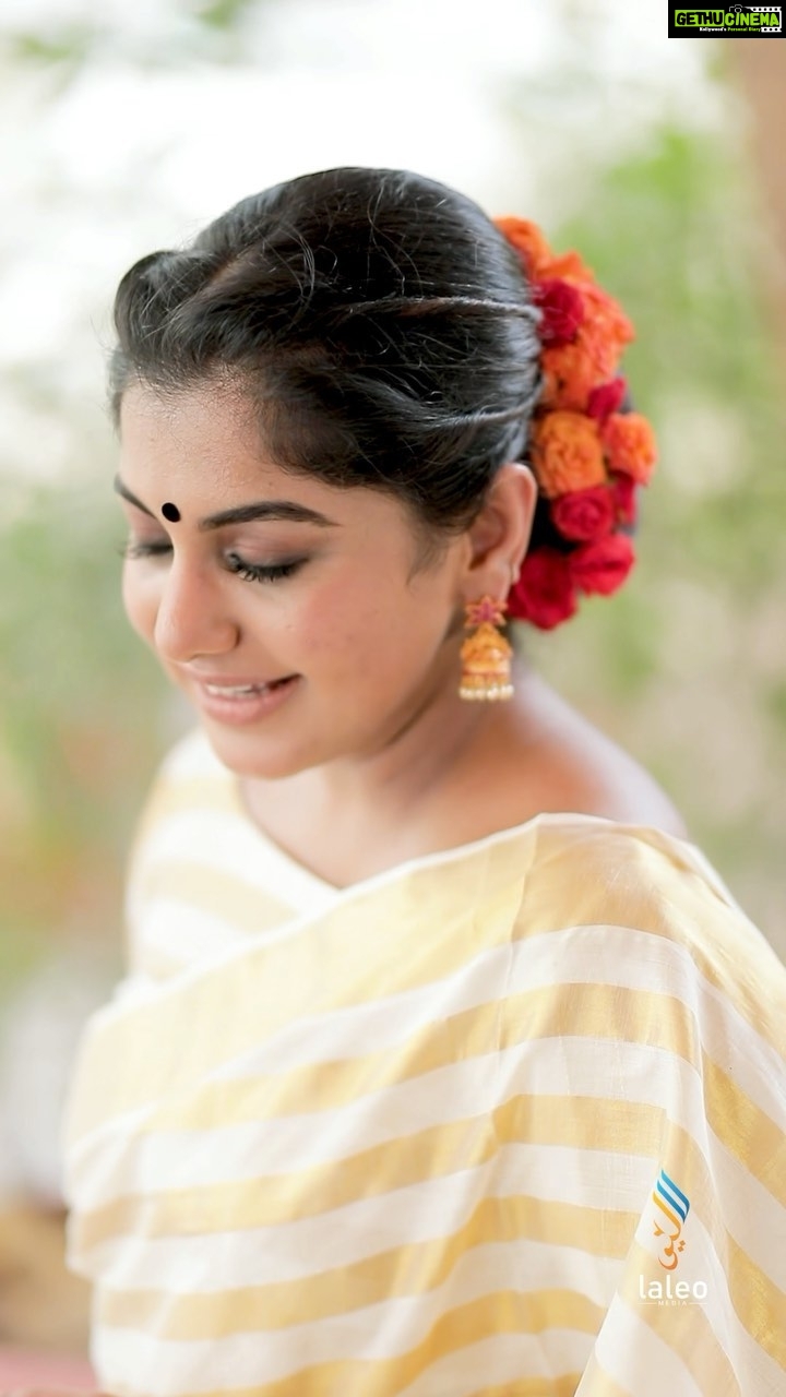 Meera Nandan Instagram - ഓണപ്പുഞ്ചിരി 😁 . Video @laleomedia Hair @l_and_m_makeover Costume @riti_boutique . #happyonam #onam2021 #positivevibes #onasaree #onasadhya #love #keralasaree #sareelove #onakodi #onamindubai #readyforthiruvonam #onam #dubai