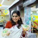 Meera Nandan Instagram - From Onasadhya to Onakodi, you can get it all at @luluhypermarkets Celebrate this Onam with @luluhypermarkets . #luluhypermarkets #onasadhya #payasam #onakodi #onam #onam2021 #love #festival #positivevibes
