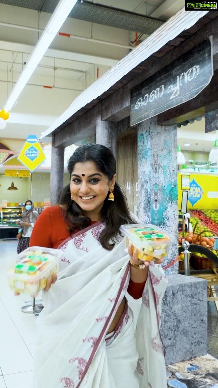 Meera Nandan Instagram - From Onasadhya to Onakodi, you can get it all at @luluhypermarkets Celebrate this Onam with @luluhypermarkets . #luluhypermarkets #onasadhya #payasam #onakodi #onam #onam2021 #love #festival #positivevibes