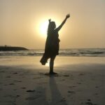Meera Nandan Instagram - Beach and sunset is just so my vibe ✨ . #beach #sunset #throwback #love #positivevibes #listen #songs #iktara #instareels #reelsinstagram #reels #dubaibeaches