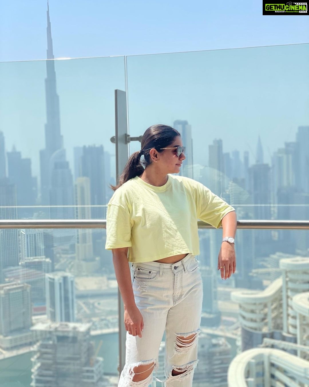Meera Nandan Instagram - Never tired of the view ✨ . 📸 @menon_meenakshy . #thatviewtho #burjkhalifa #dubai #dubaiyoubeauty #skyline #summer #dubaisummer #70thfloor #tall #mydubai #dubailife #downtowndubai #love #happyweekend Fi'lia Dubai