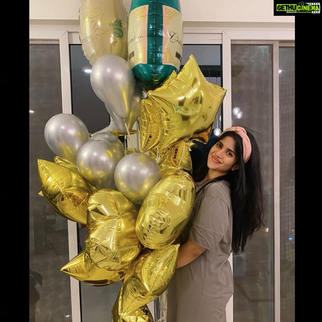 Megha Akash Instagram - Balloons make me very happy 🎈 #HappySundaze