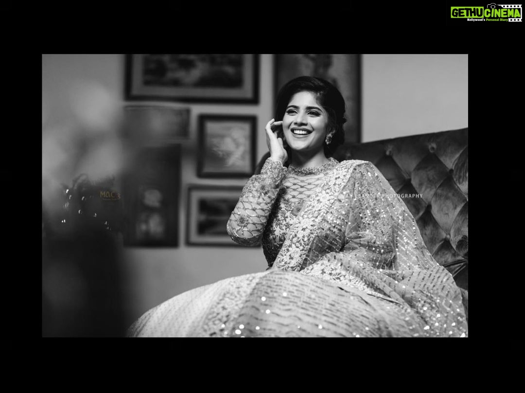 Megha Akash Instagram - S.M.I.L.E ♥️ . MUA : @ashumakeover Designer : mabia_mb @priyaregan_84 Photography : @khanleanderphotography Jewel : @wowbridaljewel