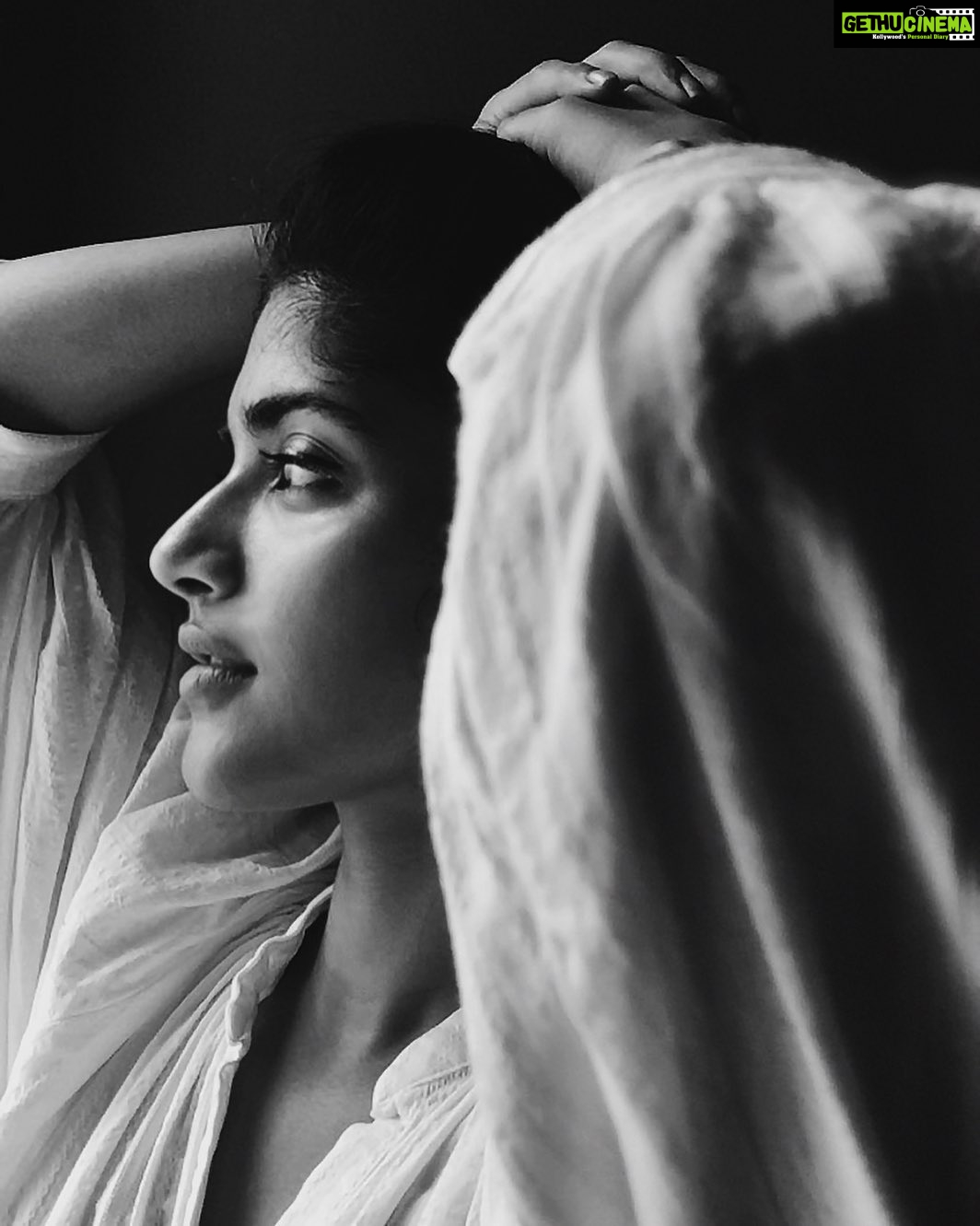 Megha Akash Instagram - Same but different 🖤 #blackandwhite #iphonephotography Photography @irst_photography
