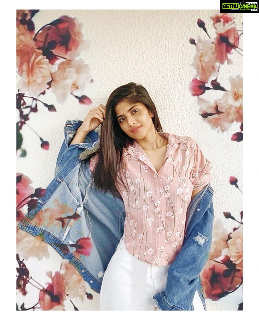 Megha Akash Instagram - You don’t need to save me , but would you run away with me ? 😋♥️ ...... Photography @mobinkurien @mobinjacobkurien Made possible by @bindu_akash #facetimephotoshoot #quarantinelife