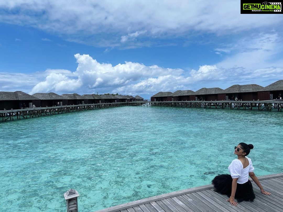 Megha Akash Instagram - See the line where the sky meets the sea It calls me π ~ Moana @pickyourtrail @lilybeachresortmaldives . . . #UnwrapTheWorld #LetsPYT #SetYourselfFree #Pickyourtrail #lilybeach #ilovelily #lilybeachmaldives #maldives #adventureculture #ocean #sea Lily Beach Resort & Spa at Huvahendhoo, Maldives