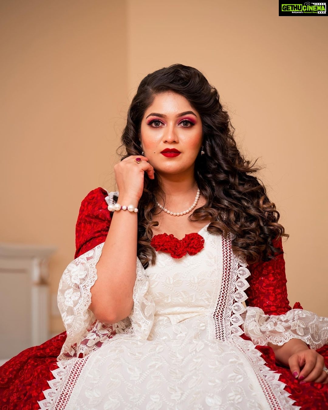 Meghana Raj Instagram - 🌹Photography : @rainbow_photography_official @huvesh Makeup : @glamup_by_gunashree Hair stylish : @raghu_nagaraj_n Designer : @vasthragruhabyvidyaraju Natures Luxuri